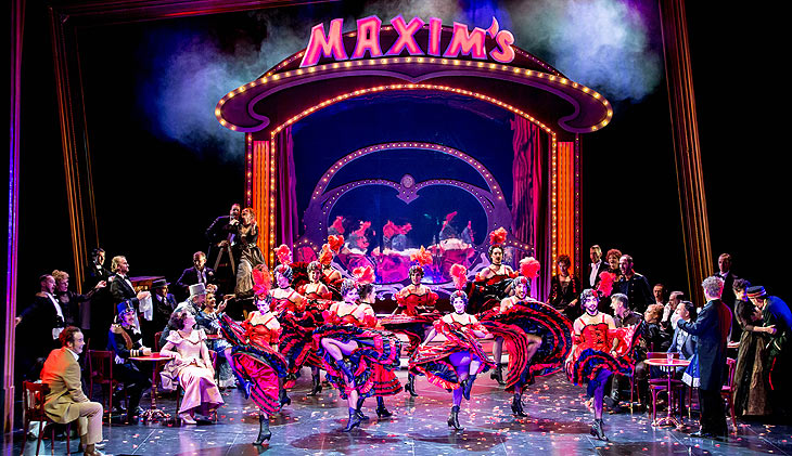 Die Lustige Witwe: Ballett und Chor des Staatstheaters am Gärtnerplatz und das Ensemble ©Foto: Marie Laure Briane  